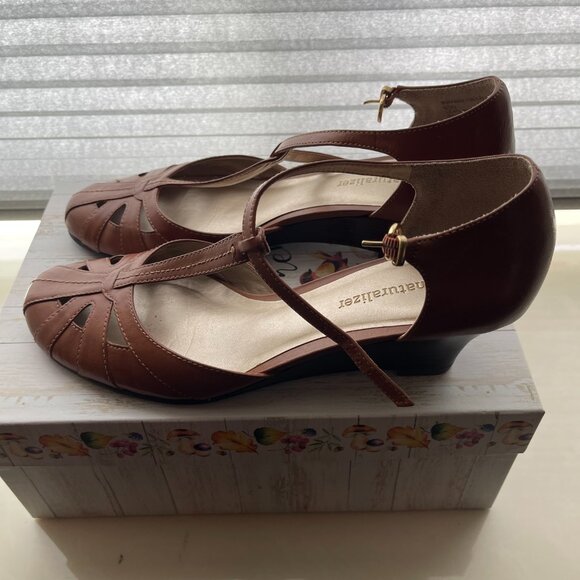 Naturalizer: Tan/Brown Leather Low Heel Pump 8.5 Narrow - Picture 2 of 5